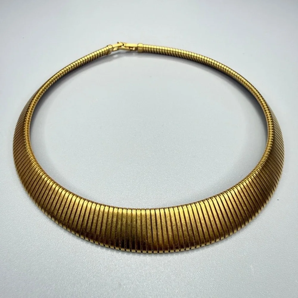 Monet Vintage Gold Tone Ribbed Omega Choker Necklace 15